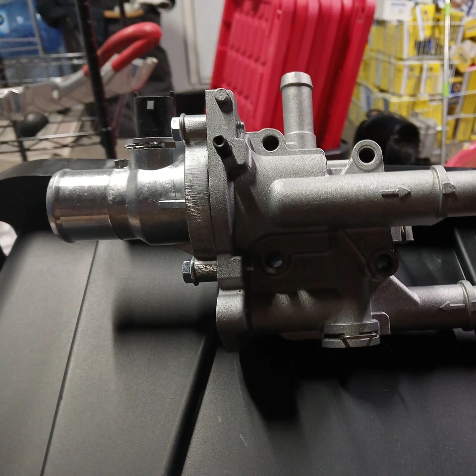 Moto TA2003_ Conjunto de carcasa termostato refrigerante motor Chevy Cruze Foto 4 de 4