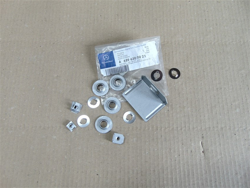 Brand New Front Fender Parts Kit Genuine Mercedes 639 