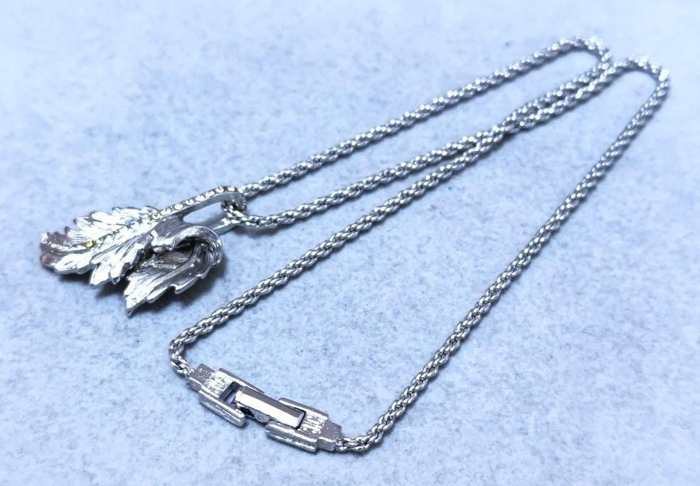 GIVENCHY Stone x Leaf Motif Necklace 37563 Japan Import Rare GIVENCHY Stone x Leaf Motif Necklace 37563 Japan Import Rare