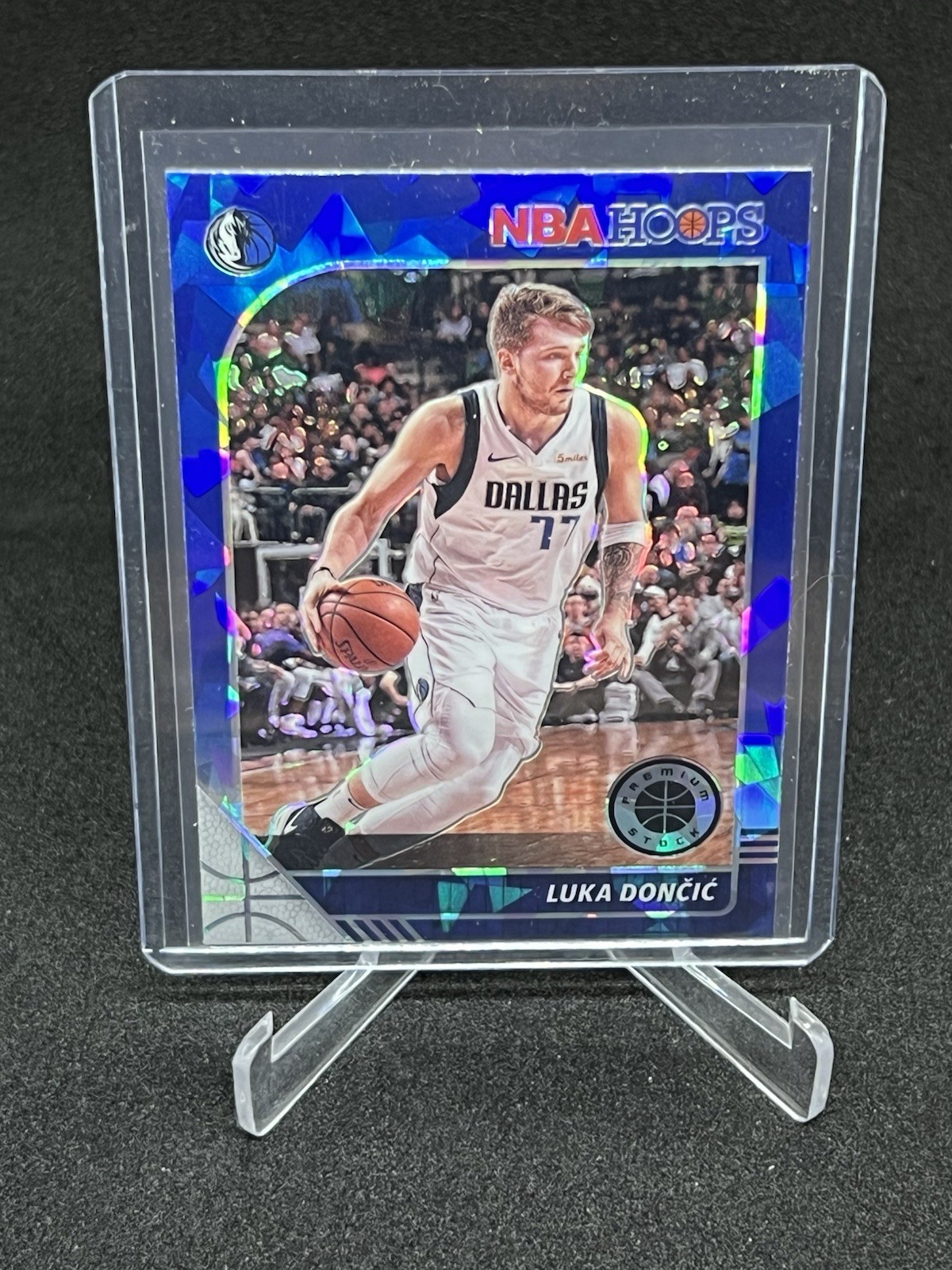 2019-20 Hoops Premium Stock - Prizms Blue Cracked Ice #39 Luka Doncic