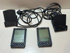 Vintage Palm Pilot i Palm 5000 elektroniczne palmtopy ze stojakami synchronizacyjnymi