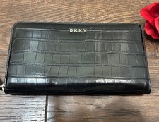 Portafoglio DKNY Bryant Tabloid Croco pochette grigio ardesia goffrato