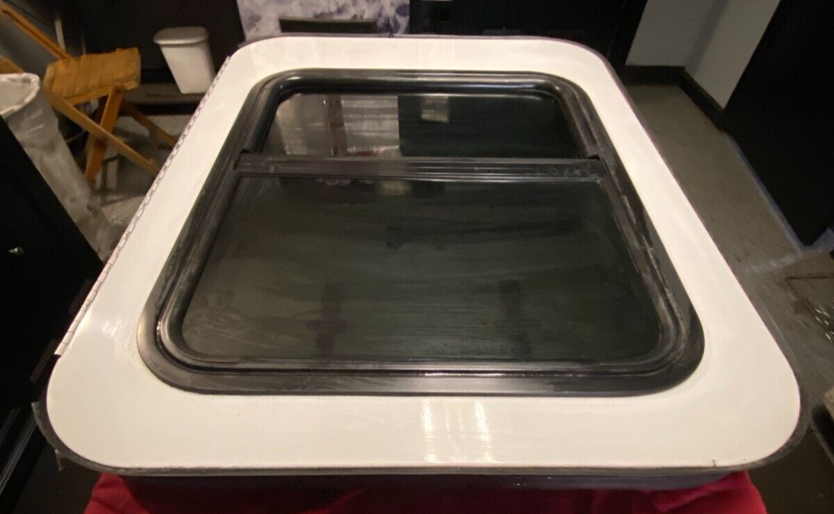 Kenworth KW T660 Passenger RH Sleeper Window Door W/Screen/Shade