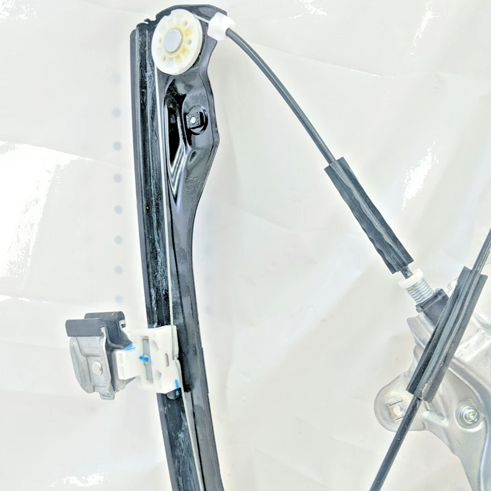 GM 95226746 2011-2012 Chevrolet Cruze Front RH Power Window Regulator w Motor OE - Image 4 of 4