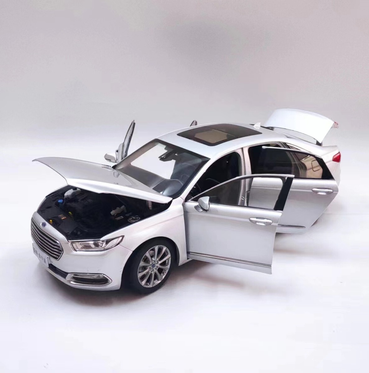1/18 Ford Taurus 2015 Diecast Metal Model Car Dealer model Gifts