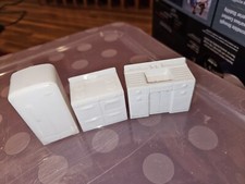 VINTAGE MARX PLASTIC MINIATURE DOLL HOUSE WHITE REFRIGERATOR / STOVE / SINK