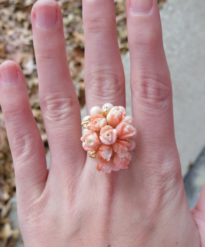 VIDEO RARO ANILLO GRANDE ART DECO ANTIGUO TALLADO A MANO FLOR CORAL ROSA RAMO 18K Foto 2 de 4