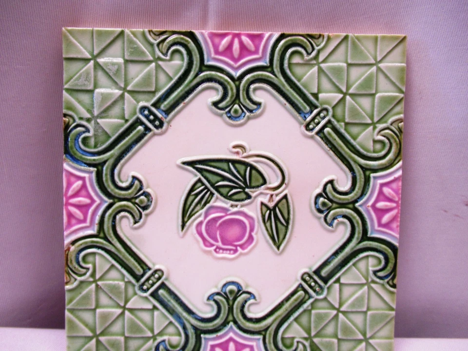 Antiguo azulejo mayólica Art Nouveau rosa flor diseño geométrico en relieve griego"511 Foto 3 de 4