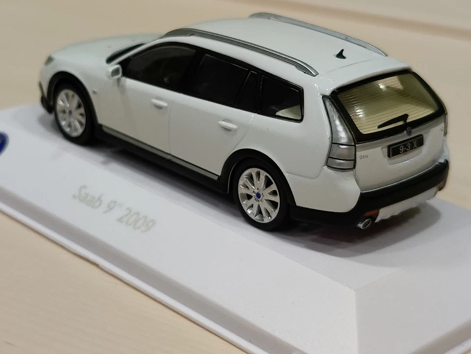 Raro Atlas SAAB Car Museum 2009 9-3x SportCombi resina modelo escala 1/43 blanco NUEVO Foto 3 de 4