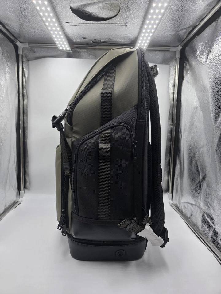 NUEVA Mochila Tumi CARLISLE 20,0” Inspirada en el Ejército con Tapa con Solapa - Verde Salvia y Negro Foto 4 de 4