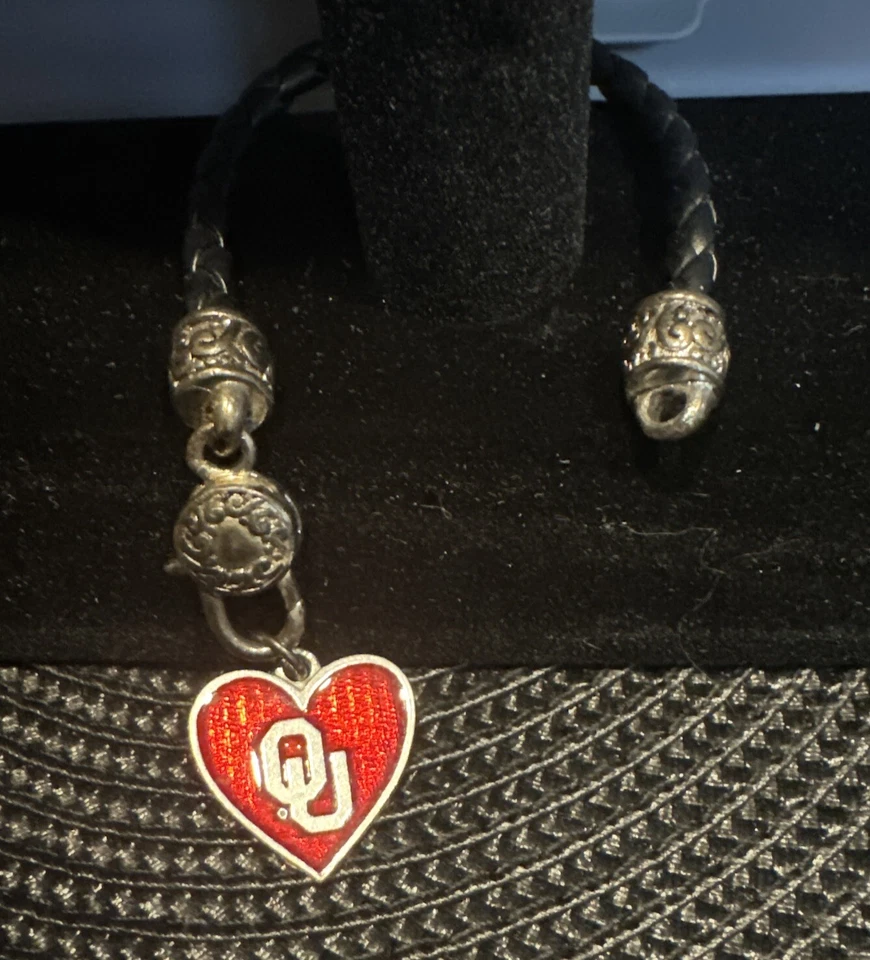 Pulsera Oklahoma Sooners de cuero negro. OU~Diamante pequeño corazón rojo Foto 2 de 3