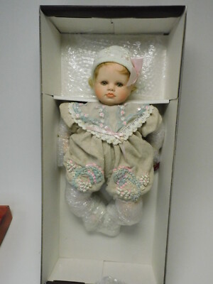 poupée en porcelaine mundia avec bonnet en boite | Rakuten