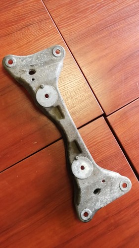 BMW 3ER E90 GETRIEBETRÄGER HALTERUNG 6778033