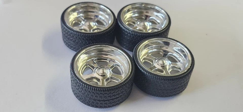 Rodas e pneus cromados em escala 1/24 para atualização Jada 1969 Chevrolet C-10 - Imagem 2 de 4