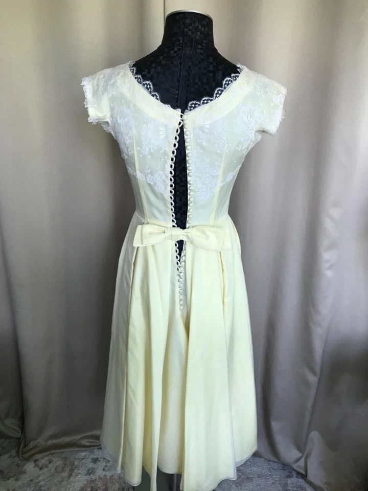 Vestido de baile de verano vintage amarillo seda y encaje blanco con exclusivo detalle de botones Foto 3 de 4