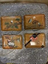 Lot de quatre plateaux souvenirs rétro vintage