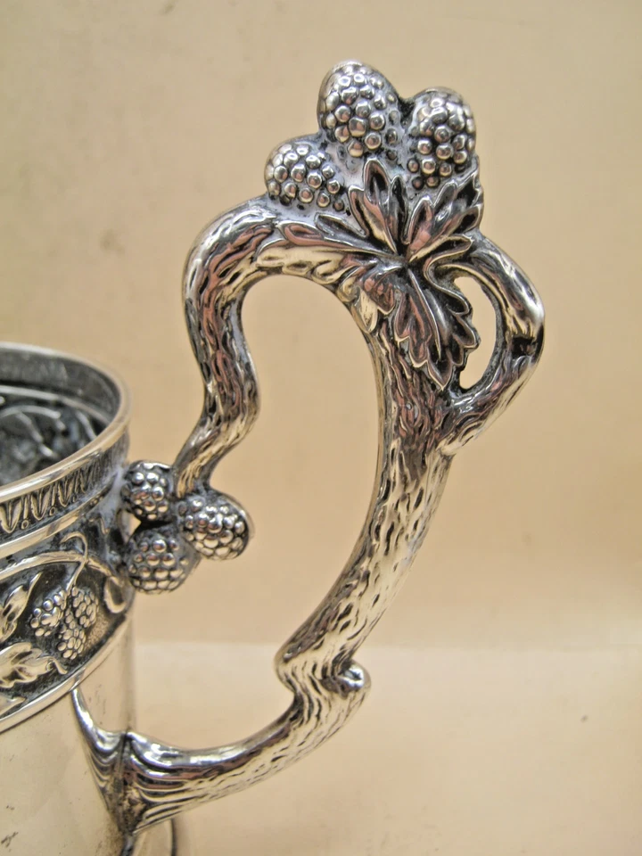 Antigua taza rusa de plata de uva y vid con sellos Kokoshnik de Moscú Foto 3 de 4