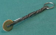 ROTELLA TAGLIAPASTA SPERONELLA ARTIGIANALE FERRO BATTUTO TESTA OTTONE. AI12