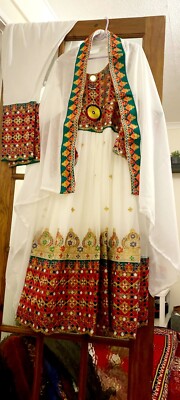 Schönes traditionelles afghanisches Damenkleid