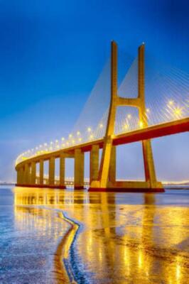 Wandbild: Berühmte und bekannte malerische Vasco-Da-Gama-Brücke in [...]