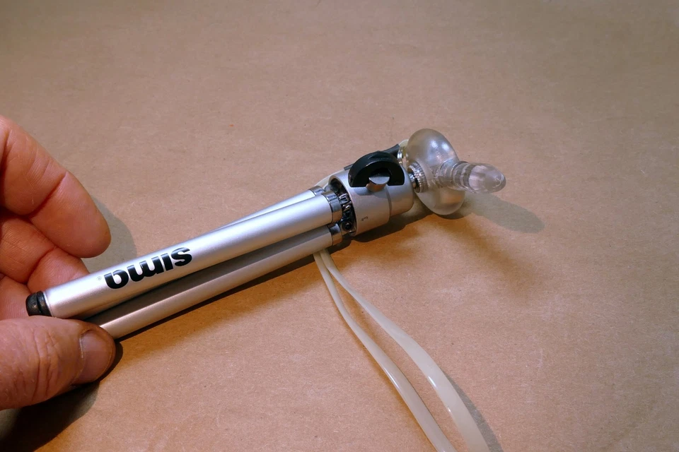 Mini trípode de mesa pequeño de metal SIMA hebra plegable con zapato de liberación rápida Foto 3 de 4