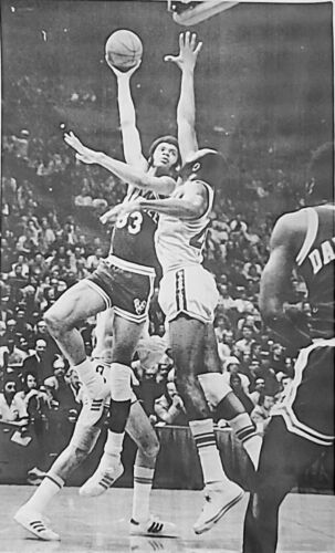 1972 KAREEM ABDUL-JABBAR NBA BASKETBALL PHOTO NATE THURMOND MILWAUKEE BUCKS ABA - Picture 1 of 6