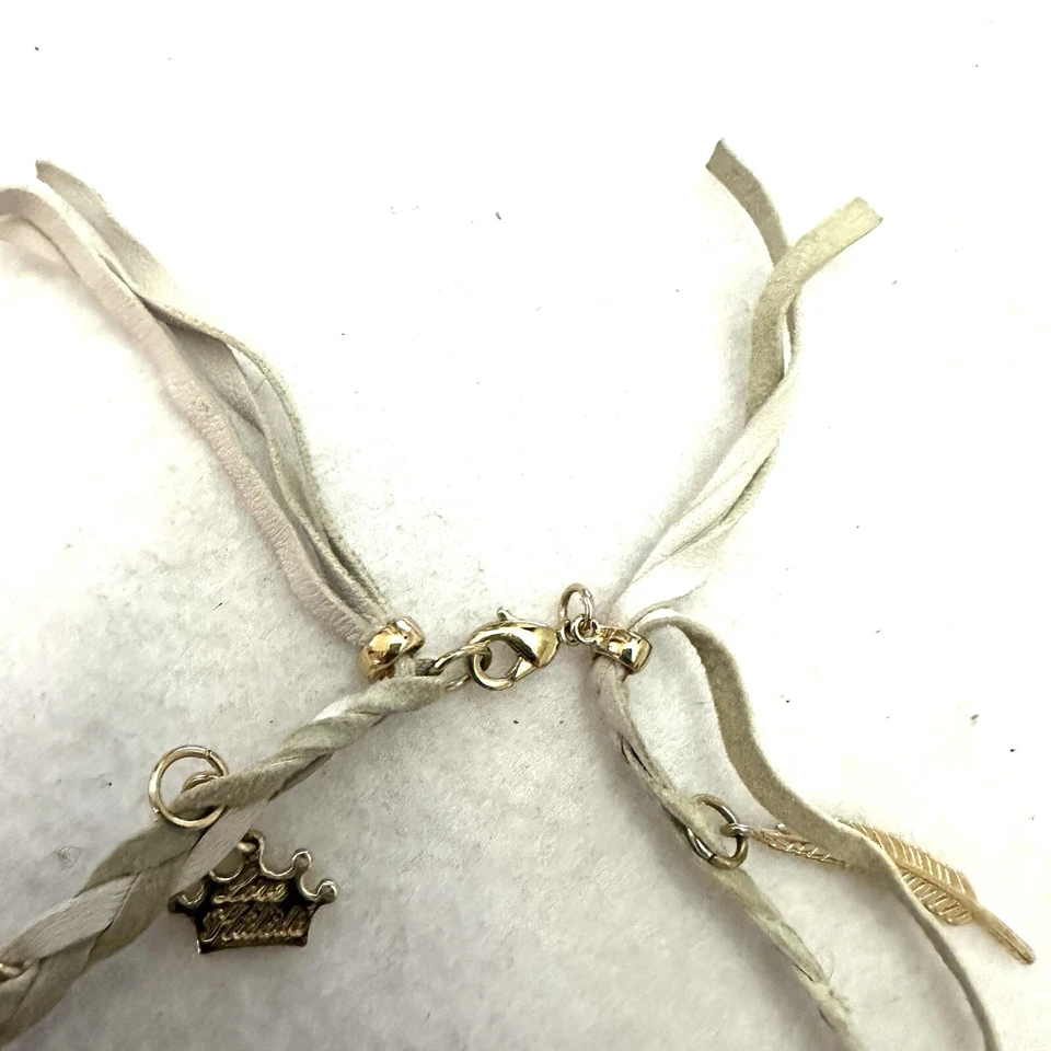 Pulsera envolvente con dijes de princesa de alta costura Kidada Disney tono dorado cuero blanco Foto 2 de 4