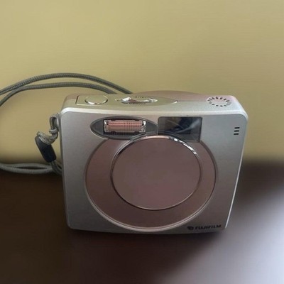Fujifilm FinePix 30i Digital Camera 2.0 MP Built-in Flash with