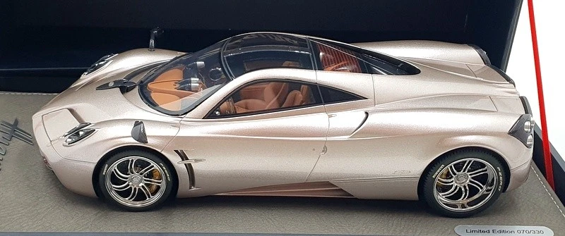 Resina escala 1/18 BBR P1832B - Pagani Huayra 2010 Ginebra - Champagne metálico Foto 3 de 4