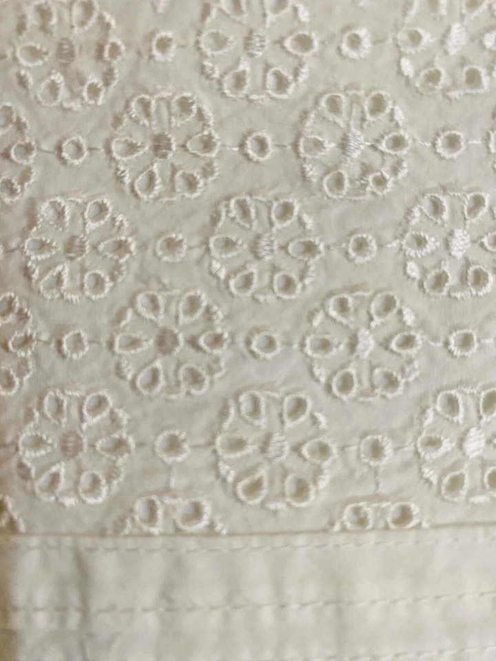 SÁBANA PLANA MARTHA STEWART OJALES ENCAJE BORDADO KING BLANCA USADA EN EXCELENTE ESTADO Foto 4 de 4