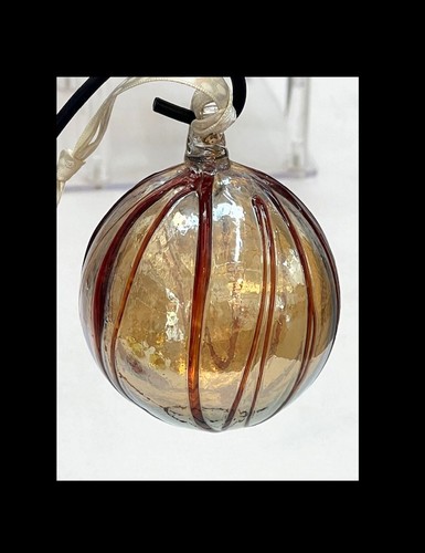 Gold Christmas Ornament With Red vines. Blown Glass - 第 1/1 張圖片