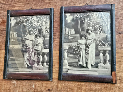 2 Porträtfotos Hanni & Grete Reinwald ca. 1911, Holzrahmen hinter Glas 27x19cm