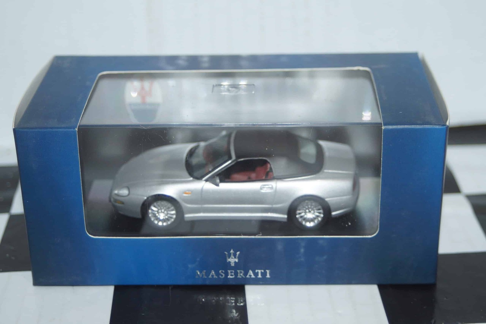 IXO Maserati Spyder Cambiocorsa 2003 dealer box in silver 1:43 MOC035