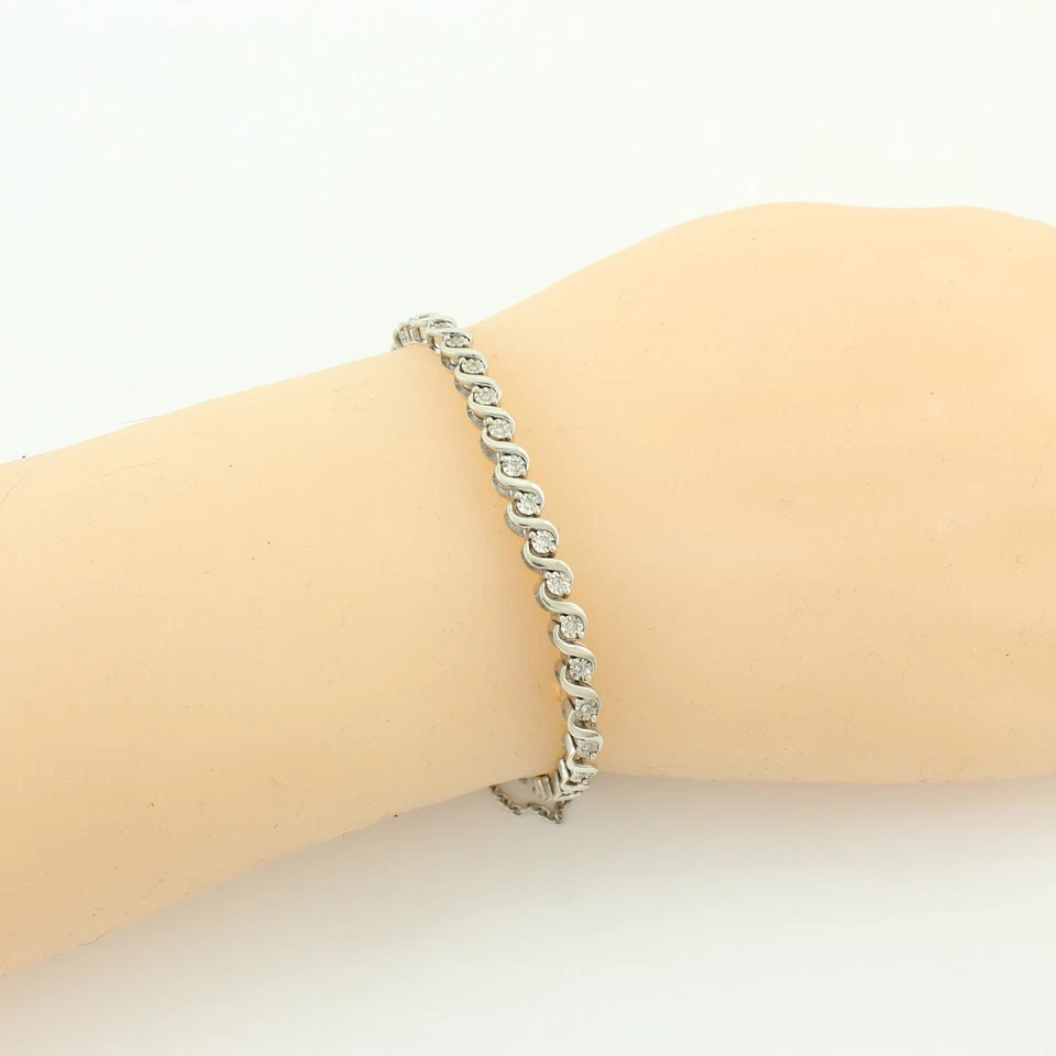 Brazalete colgante de tenis de línea recta de diamantes de plata de ley 925 de 0,50 quilates Foto 2 de 4