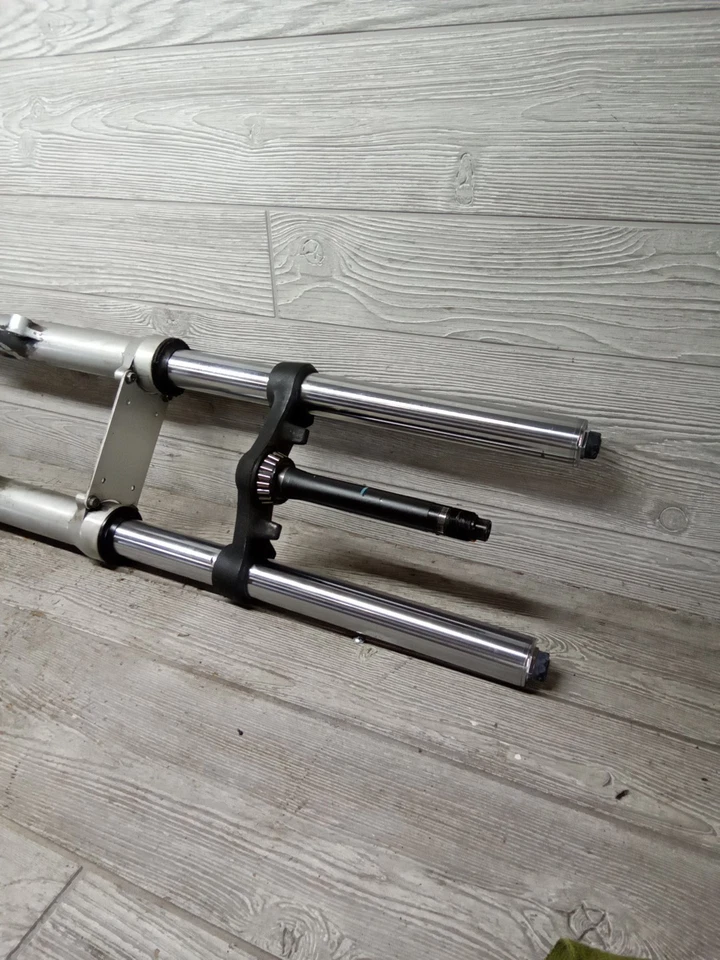 90 89-97 Suzuki Katana GSX750F 1990 horquillas delanteras tubos montaje suspensión Foto 3 de 4