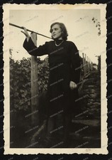 Photo-Stuttgart-North-Vineyards-Wengert-Vines-Woman-4