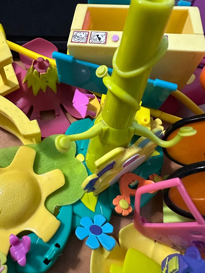 Vintage Polly Pocket Lot – Airplane, Park, Flower, and Salon Play Sets - 1990s - Imagem 2 de 4