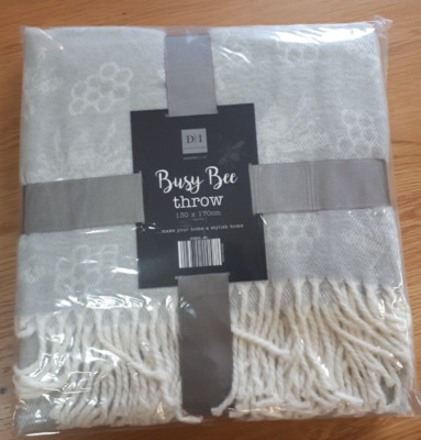 Country Club Busy Bee Überwurf mit Fransen / Quasten grau 130cm x 170cm Soft Touch