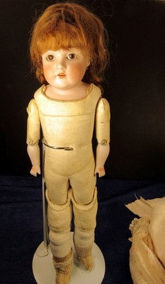 ANTIQUE 17'' PORCELAIN & COMPOSITE DOLL OPEN/CLOSE EYES BROWN HAIR (EZS004399)