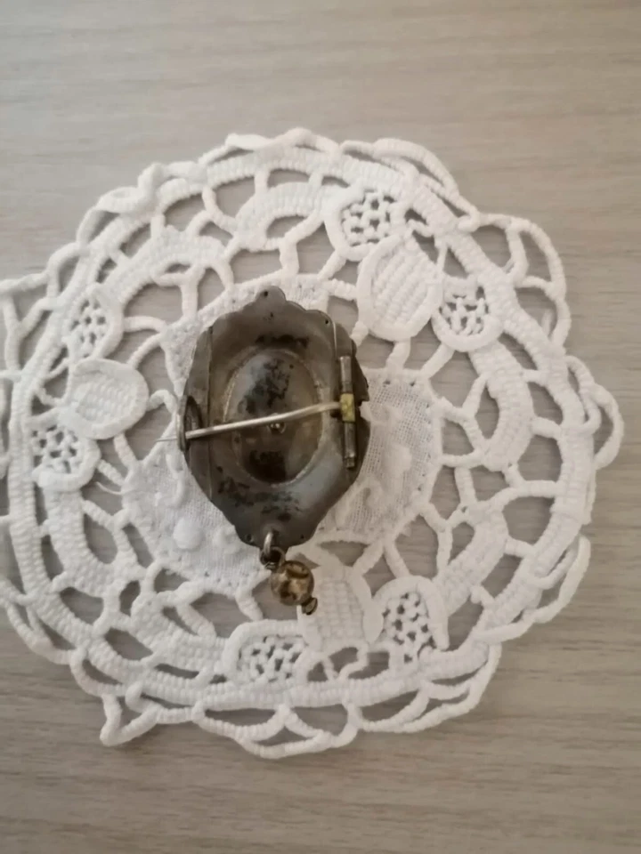 Antica spilla vittoriana dell'800 con pietra in onice eperla Biedermeier - Immagine 2 di 3