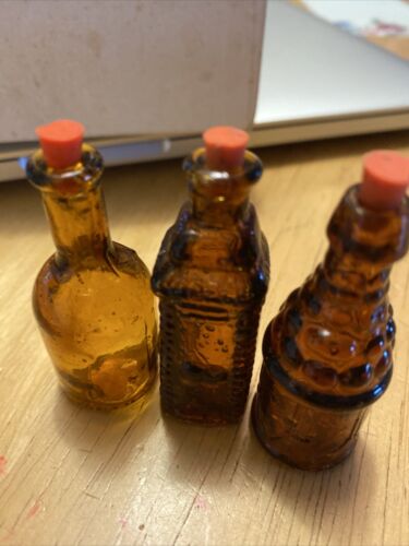 VTG Mini Bottles with Stoppers Taiwan Amber/Brown Set of 3 - Picture 3 of 5