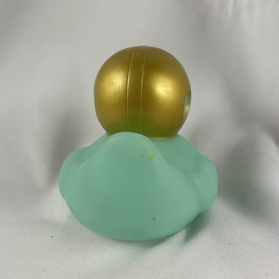 Infantino 3.5” Azul Aqua Bañera de Goma Pato Fútbol Casco Dorado Tema Foto 4 de 4