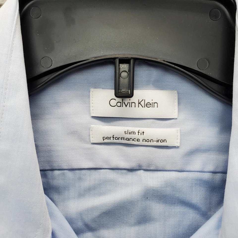 Camisa de vestir Calvin Klein para hombre azul calce ajustado rendimiento cuello sin planchar abotonada Foto 3 de 4