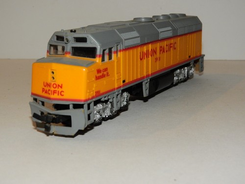 LIFE LIKE HO SCALE UNION PACIFIC F-40 #3901 DIESEL LOCOMOTIVE - Picture 2 of 6