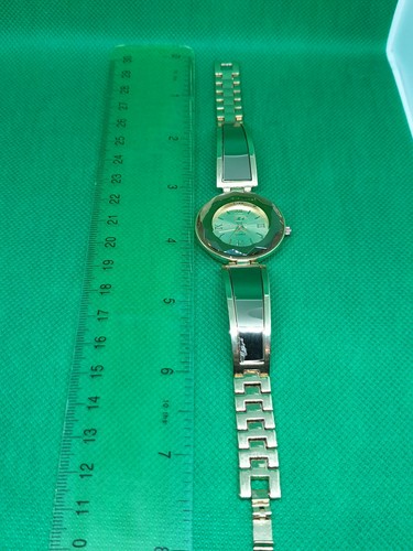 Reloj de vestir pulsera de cuarzo para damas g tono dorado, cara y manos doradas.#150. - Imagen 5 de 8
