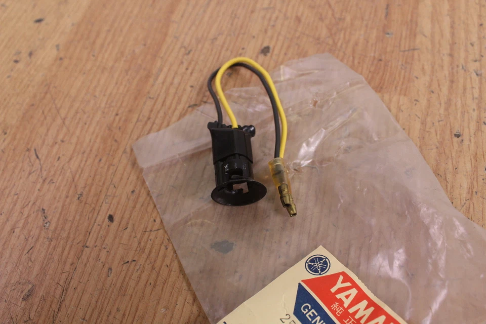 Nuevo de Lote Antiguo 1969 Yamaha AT1 / CT1 / DT1 Faro Piloto Luz Enchufe Foto 4 de 4