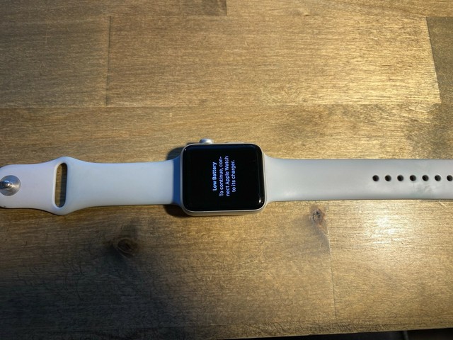 Apple Watch Series 3 42mm Aluminium Silber Gehäuse Weià Sport Band (MTF22ZD/A) online kaufen | eBay
