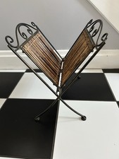 Czarny metal i bambusowy stojak na magazynki. Składa płaskie wiru na górnych okrągłych stopach