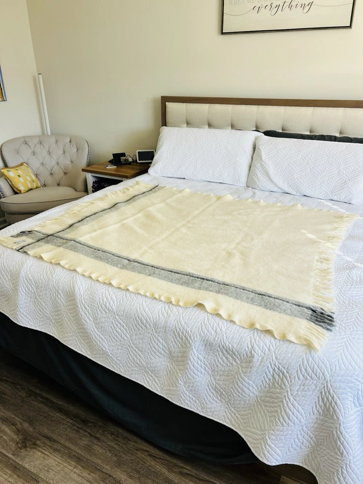 Manta a Cuadros RARA Kardelen AB Suecia 100% Lana Crema, Gris y Negro Foto 3 de 4