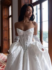 Appliques Sweetheart A-Line Wedding Dress White Lace Floor Length Sweep Train